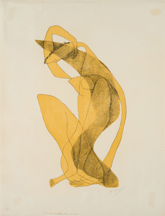 Femme assise au bras levé