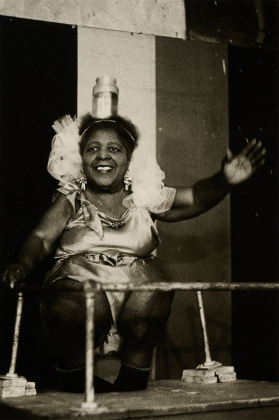 Dwarf lady on stage, Coney Island, N.Y. (Aus: Coney Island, N.Y)