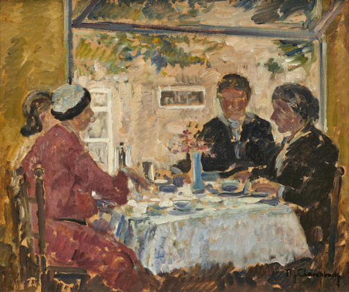 Familie unter einer Pergola an der Kaffeetafel