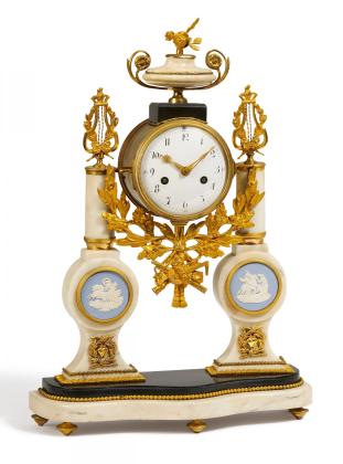Pendule mit Porzellanplaketten und Vasenzier