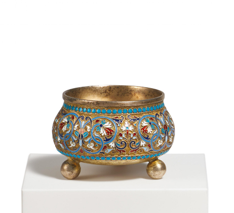 Kleines Salzgefäß mit ornamentalem Emaildekor