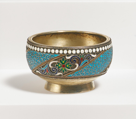 Kleines Salzgefäß mit farbigem Emaildekor