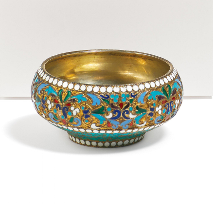 Kleines Salzgefäß mit floralem Emaildekor