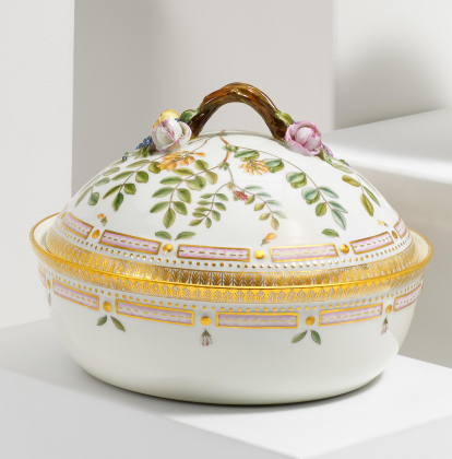 LARGE ROUND PORCELAIN LIDDED TUREEN 'FLORA DANICA'