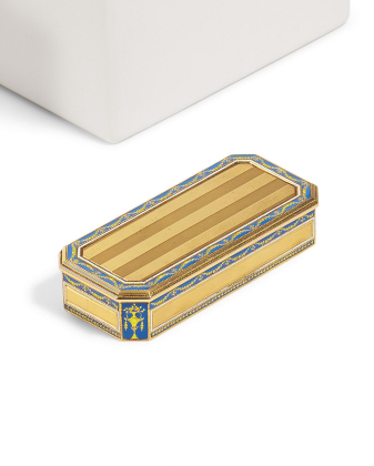 GOLDEN RECTANGULAR TABATIERE WITH STRIPED DECOR