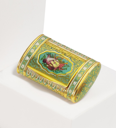 RECTANGULAR GOLD TABATIERE WITH MUSICAL MOTIFS