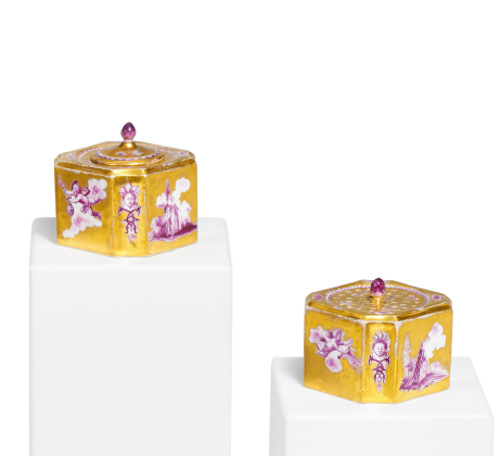 Reich vergoldetes Tintenfass und Streusandbüchse mit Camaieumalerei