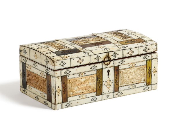 Schatulle mit Tierdarstellungen auf Reliefplaketten