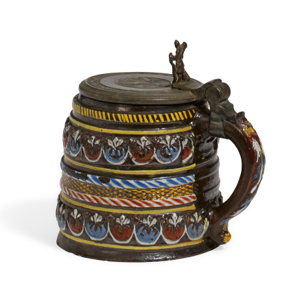 Krug mit Ornamentbändern