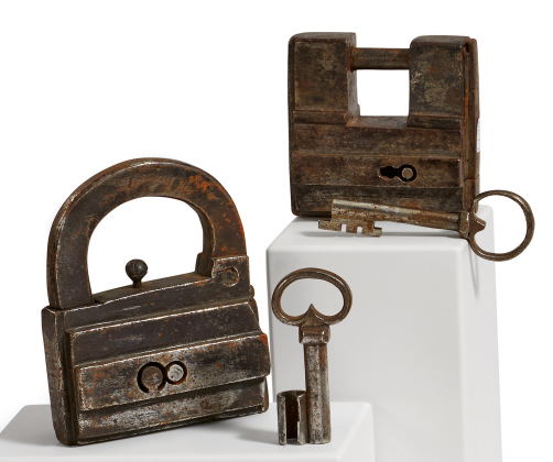 Zwei rechteckige Vorhangschlösser