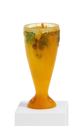 Kleine Vase mit Brombeeren