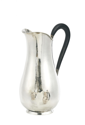 Schlank gebauchte Wasserkanne mit martellierter Oberfläche