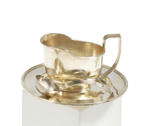 SAUCIERE MIT LÖFFEL AUF RUNDEM UNTERSATZ