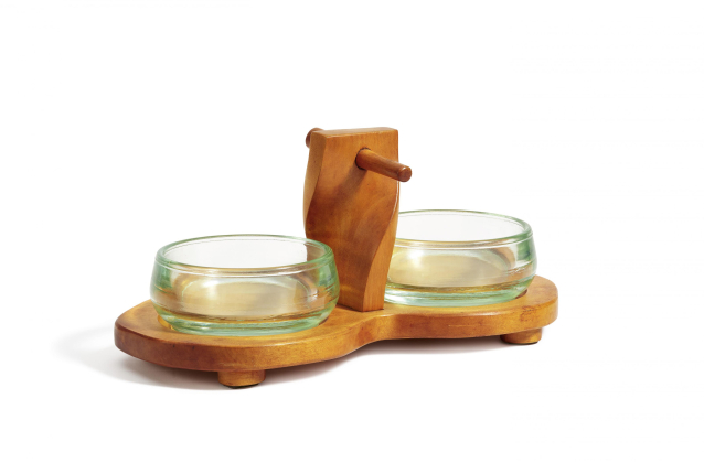 Zwei Servierschalen auf Présentoire