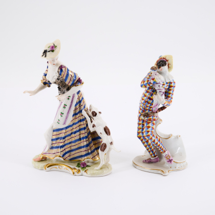 Mezzetino als Harlekin und Dame von Hündchen angefallen