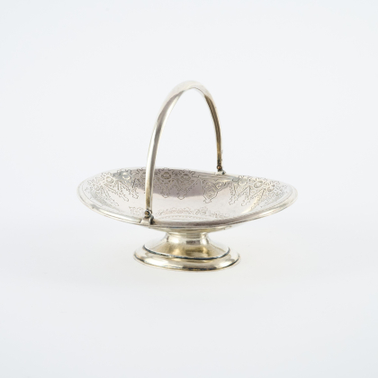 Ovale Anbietschale mit Bügelhenkel und geometrischem Dekor