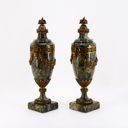 Paar Aufsatzvasen mit Widderzier