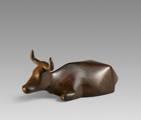 Liegende Kuh mit erhobenem Kopf